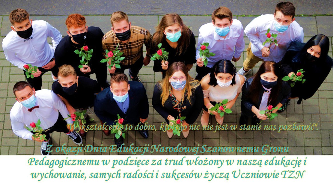 Zdjęcie młodzieży z życzeniami z okazji Dnia Edukacji Narodowej